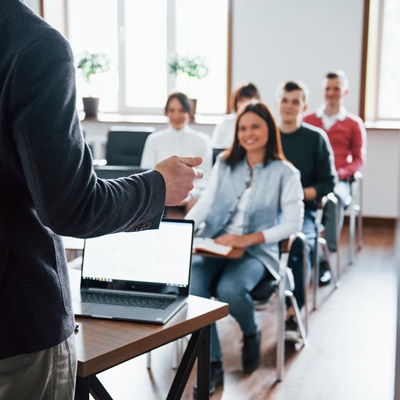 Online i uživo edukacije za mikro i male poduzetnikeople at business conference in modern classroom at daytime Edukacije o poslovanju i porezima za poduzetnike